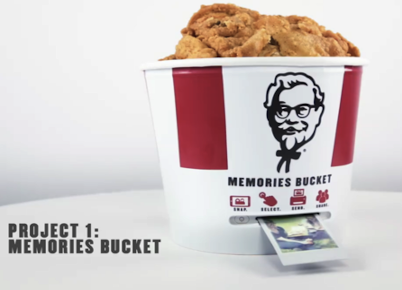 Kfc, arriva il secchio da pollo che sembra una polaroid Kfc, arriva il secchio da pollo che sembra una polaroid