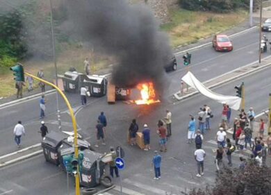 Blocco e cassonetti in fiamme. Torna Action. Guerriglia in viale Castrense: è “resistenza”