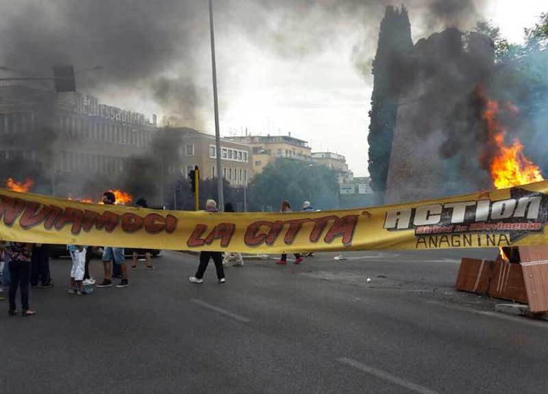 Blocco e cassonetti in fiamme. Torna Action. Guerriglia in viale Castrense: è “resistenza” Blocco e cassonetti in fiamme. Torna Action. Guerriglia in viale Castrense: è “resistenza”