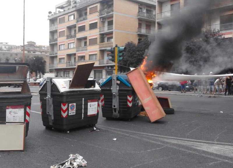 Blocco e cassonetti in fiamme. Torna Action. Guerriglia in viale Castrense: è “resistenza” Blocco e cassonetti in fiamme. Torna Action. Guerriglia in viale Castrense: è “resistenza”