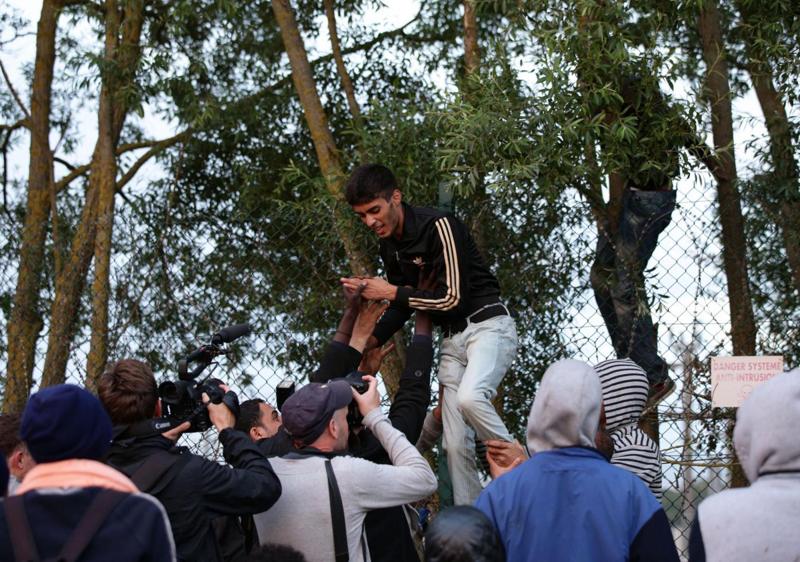 Immigrati, Cameron invia cani e barriere: “Emergenza tutta estate” Immigrati, Cameron invia cani e barriere: “Emergenza tutta estate”