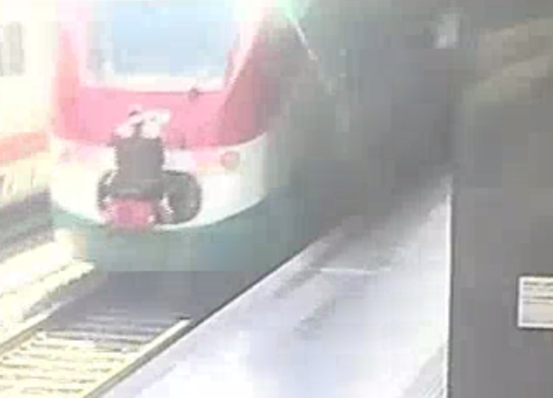 Crema, sasso contro un treno in corsa: feriti Crema, sasso contro un treno in corsa: feriti