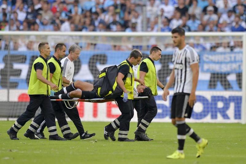 Juventus, Khedira è proprio grave: “Lesione al bicipite”. I tempi