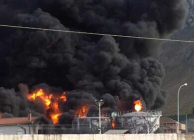 Incendio in deposito carburante, colonna di fumo nero su Palermo