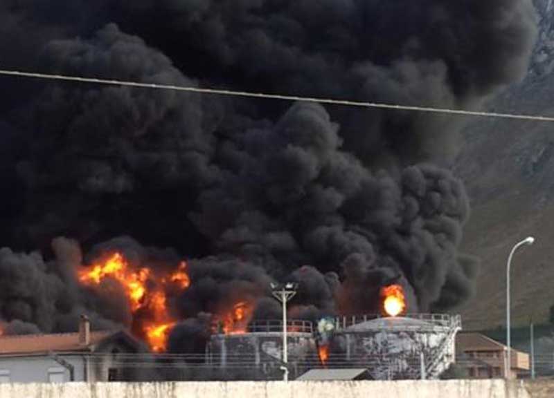 Incendio in deposito carburante, colonna di fumo nero su Palermo Incendio in deposito carburante, colonna di fumo nero su Palermo