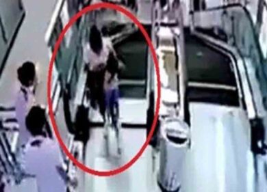 Scale mobili, scatta la psicosi: un’altra persona inghiottita. VIDEO