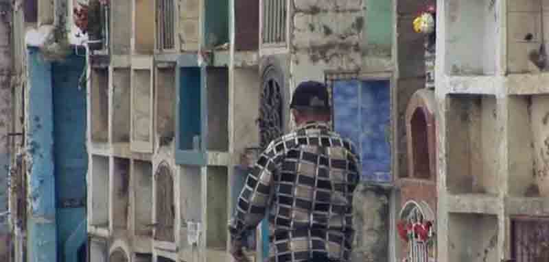 Perù, vivere tra le tombe: a Lima i poveri abitano nel cimitero Perù, vivere tra le tombe: a Lima i poveri abitano nel cimitero