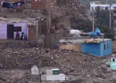 Perù, vivere tra le tombe: a Lima i poveri abitano nel cimitero