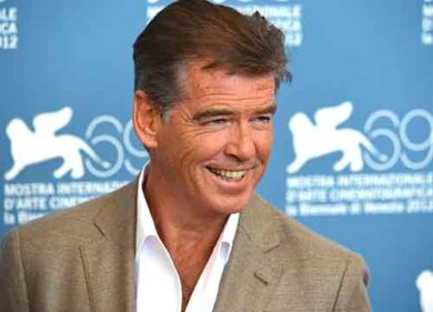 Pierce Brosnan in aereo con un coltello. Ma non lo arrestano