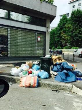 “Milano come Roma”, intere vie in periferia sommerse dai rifiuti