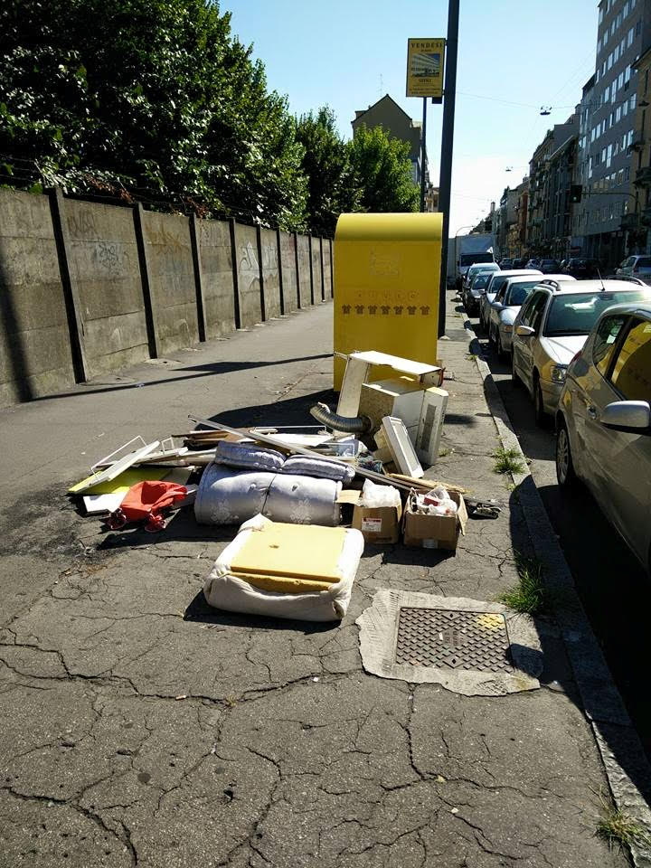 “Milano come Roma”, intere vie in periferia sommerse dai rifiuti