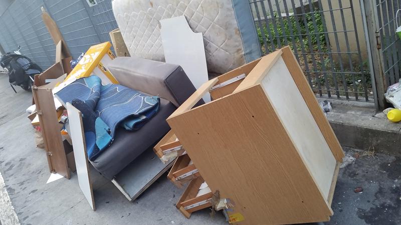 “Milano come Roma”, intere vie in periferia sommerse dai rifiuti