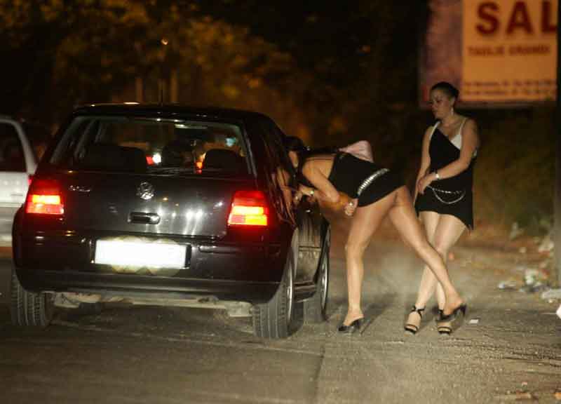 Rapinano una prostituta. In fuga.. contro un palo Rapinano una prostituta. In fuga.. contro un palo