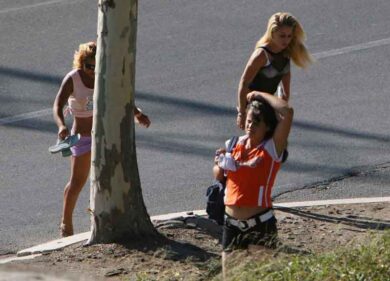 Rapinano una prostituta. In fuga.. contro un palo