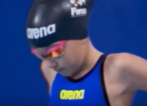 Alzain Tarek fa i Mondiali di nuoto a 10 anni: esplodono le polemiche Alzain Tarek fa i Mondiali di nuoto a 10 anni: esplodono le polemiche
