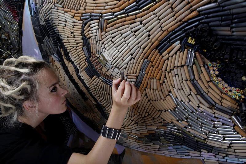 Putin, ritratto con 5.000 bossoli recuperati all’est. FOTO Putin, ritratto con 5.000 bossoli recuperati all’est. FOTO