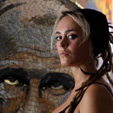 Putin, ritratto con 5.000 bossoli recuperati all’est. FOTO