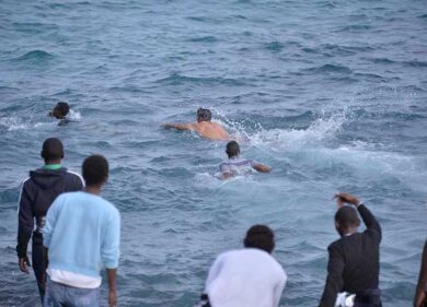 Immigrati, salvi in 52 sul gommone. Ma si temono dispersi
