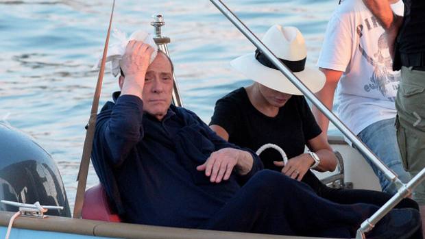 Milan, incidente per Berlusconi: ferito alla testa mentre saliva in barca Milan, incidente per Berlusconi: ferito alla testa mentre saliva in barca