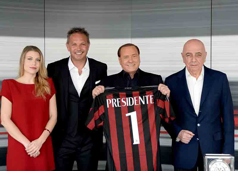 Milan, incidente per Berlusconi: ferito alla testa mentre saliva in barca Milan, incidente per Berlusconi: ferito alla testa mentre saliva in barca