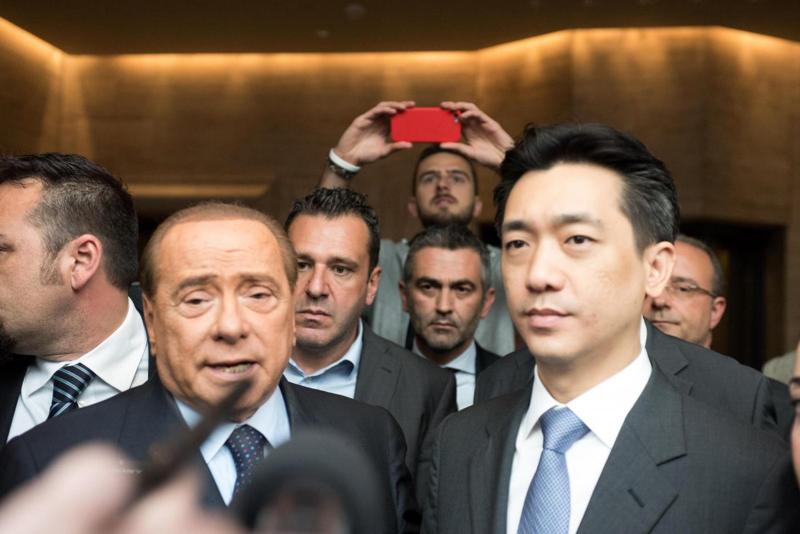 Milan, incidente per Berlusconi: ferito alla testa mentre saliva in barca Milan, incidente per Berlusconi: ferito alla testa mentre saliva in barca