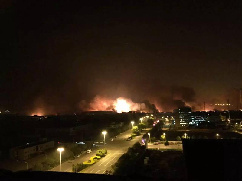 Cina, mega esplosioni: decine di morti, centinaia i feriti Cina, mega esplosioni: decine di morti, centinaia i feriti