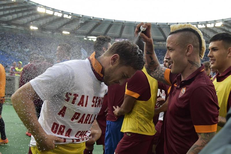 Totti, e la maglia 10 di Gerson. “Sogno che devono cullare tutti” Totti, e la maglia 10 di Gerson. “Sogno che devono cullare tutti”