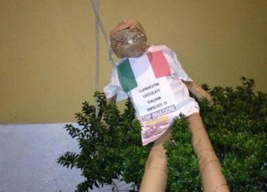 Clandestini, protesta shock di Forza Nuova: bambola impiccata nel Milanese