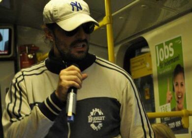 Metroman, l’artista di strada più amato di Milano. Video