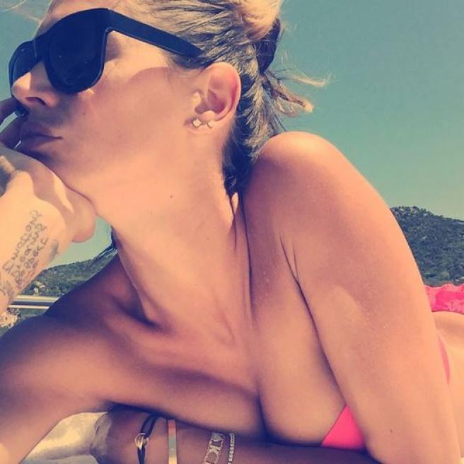 Melissa Satta, scatti bollenti al mare