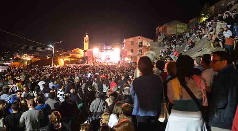 Musicisti, intellettuali e cibo: parte il festival diretto da Capossela Musicisti, intellettuali e cibo: parte il festival diretto da Capossela
