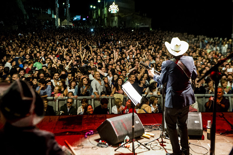 Musicisti, intellettuali e cibo: parte il festival diretto da Capossela Musicisti, intellettuali e cibo: parte il festival diretto da Capossela