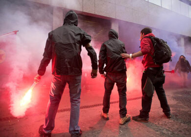 No Expo, prese a bastonate poliziotto. Rilasciato dopo soli 3 mesi