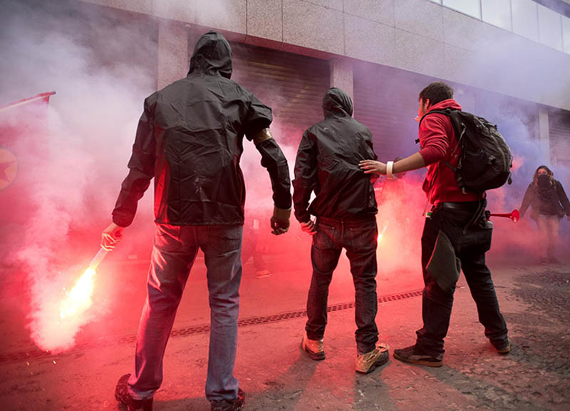 No Expo, prese a bastonate poliziotto. Rilasciato dopo soli 3 mesi No Expo, prese a bastonate poliziotto. Rilasciato dopo soli 3 mesi