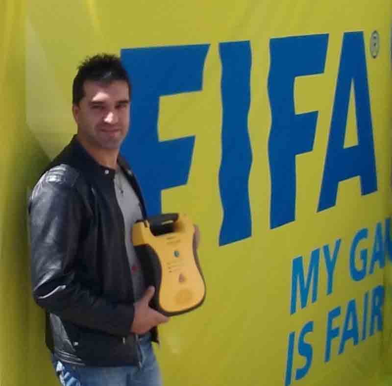 Defibrillatori, Il Cantante della Solidarietà insieme alla Fifa Defibrillatori, Il Cantante della Solidarietà insieme alla Fifa