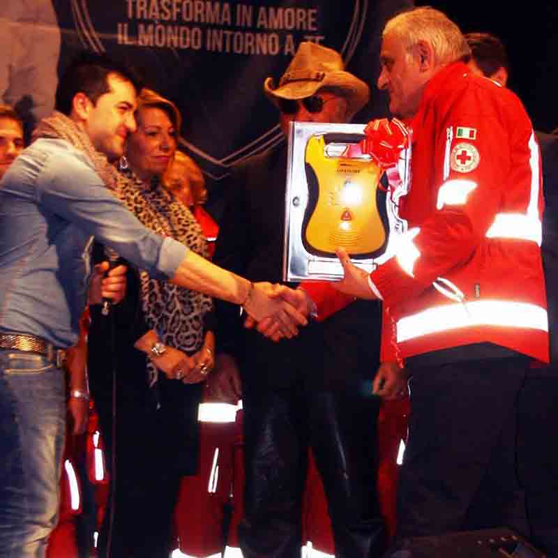 Defibrillatori, Il Cantante della Solidarietà insieme alla Fifa Defibrillatori, Il Cantante della Solidarietà insieme alla Fifa
