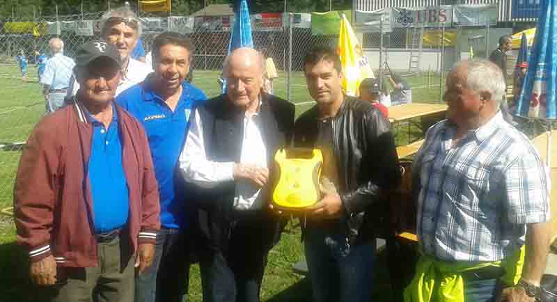 Defibrillatori, Il Cantante della Solidarietà insieme alla Fifa Defibrillatori, Il Cantante della Solidarietà insieme alla Fifa