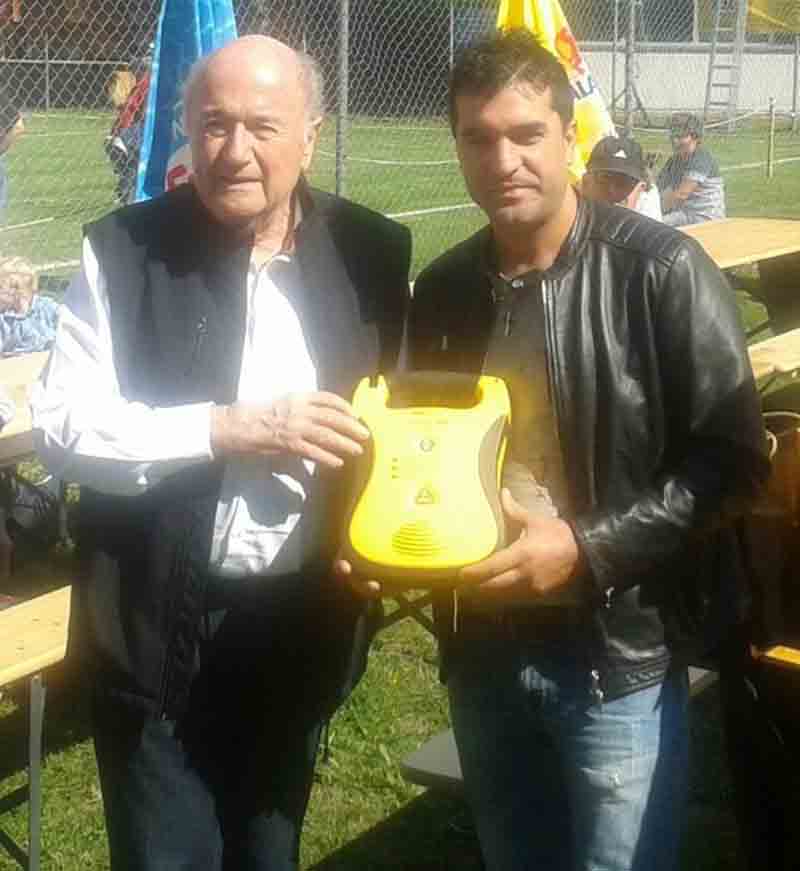 Defibrillatori, Il Cantante della Solidarietà insieme alla Fifa Defibrillatori, Il Cantante della Solidarietà insieme alla Fifa