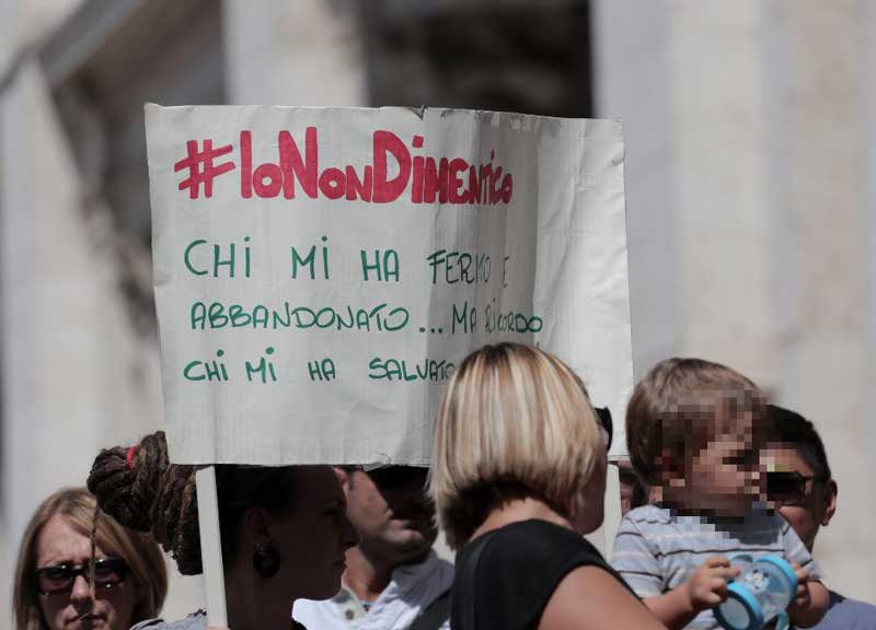 I cani in Campidoglio contro Marino. “Col nuovo bando no canili ma lager” I cani in Campidoglio contro Marino. “Col nuovo bando no canili ma lager”
