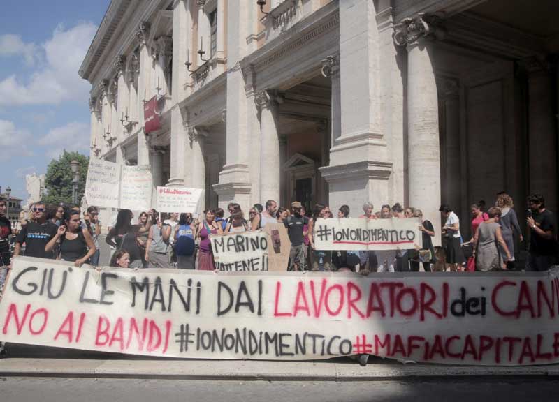 I cani in Campidoglio contro Marino. “Col nuovo bando no canili ma lager” I cani in Campidoglio contro Marino. “Col nuovo bando no canili ma lager”
