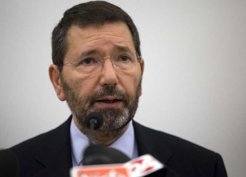 Marino lasci la poltrona di sindaco di Roma Marino lasci la poltrona di sindaco di Roma