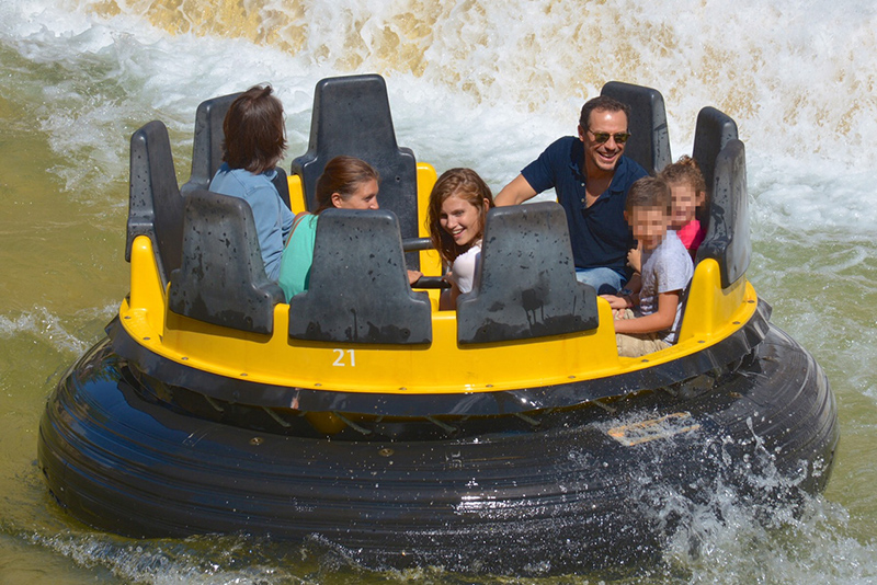 Stefano Accorsi pazzo per i giochi d’adrenalina. A Gardaland… Stefano Accorsi pazzo per i giochi d’adrenalina. A Gardaland…