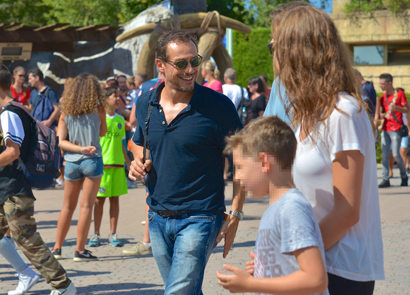Stefano Accorsi pazzo per i giochi d’adrenalina. A Gardaland… Stefano Accorsi pazzo per i giochi d’adrenalina. A Gardaland…