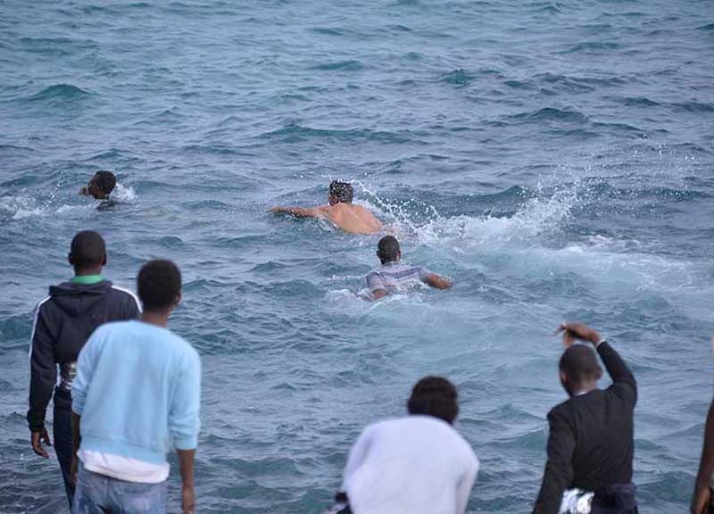 Immigrazione, 50 cadaveri nella stiva di un barcone Immigrazione, 50 cadaveri nella stiva di un barcone
