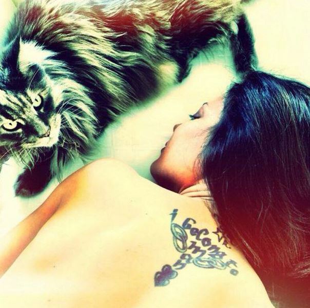 Naike Rivelli e Yari Carrisi, amore tantrico tra gli ulivi del Salento Naike Rivelli e Yari Carrisi, amore tantrico tra gli ulivi del Salento