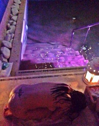 Naike Rivelli e Yari Carrisi, amore tantrico tra gli ulivi del Salento Naike Rivelli e Yari Carrisi, amore tantrico tra gli ulivi del Salento