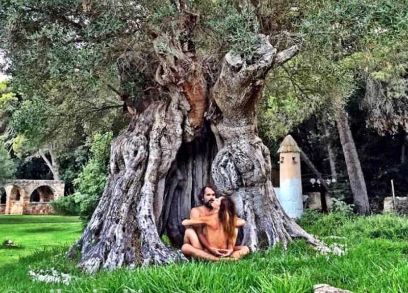 Naike Rivelli e Yari Carrisi, amore tantrico tra gli ulivi del Salento Naike Rivelli e Yari Carrisi, amore tantrico tra gli ulivi del Salento