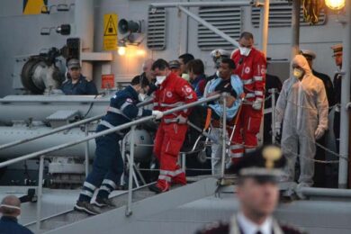 Migranti, operazione Ue pronta a fase due: operazioni militari per arrestare i trafficanti