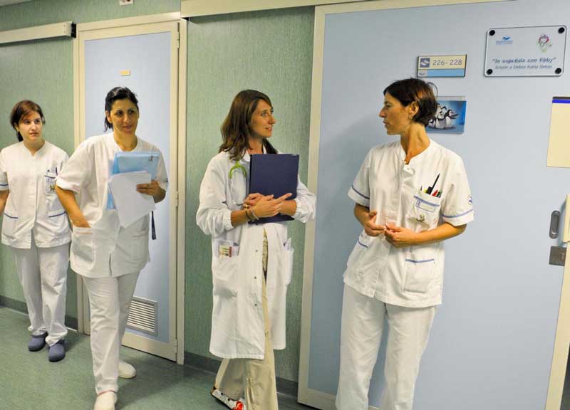 “Signora mia il bambino va a scuola”. Allergie, distacco e mega zaini: la verità