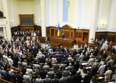 Ucraina, maggiore autonomia all’est. Scontri davanti Parlamento